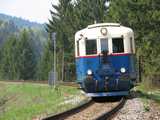 Májusban a vlaky.net internetes portál születésnapi vonatázásra jöttünk, itt éppen Èremošné bejárati elõjelzõjénél fotózkodunk. A Kék Nyíl, avagy M274 1934-ben készült a Skoda Mûveknél, majd hosszú hányatott életút után 2000-ben újult meg a mai formájában és rója azóta is a síneket