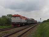 Nem csak egy különvonat jár ilyenkor, Privigyére a cseh vendég 751.004 húzza vissza az ottani vasútbarátok által ápolgatott kocsikból álló vonatot
