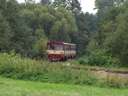 P�r kilom�ter csak a szomsz�d v�lgy, de a hegyen �t aut�val is neh�z �tkelni. A �t�ty-Letohrad vas�tvonalon j�runk m�r Moravsk� Karlovn�l, 