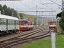 K�z�s peronos �tsz�ll�s van. Igaz, az egyik motorkocsi tov�bb megy a m�sik vonat v�g�n, a m�sik �llva marad