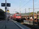 �rkezik egy S-Bahn szerelv�ny, a hat�rig, Sch�n�ig megy tov�bb. 