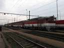 A 750.198 viszont egy �rsek�jv�r-Z�lyom viszonylat� szem�lyvonatot visz. Igen, v�gig dr�t alatt... A vonat v�g�n egy�kb�nt egy postakocsi utazik