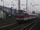 A bej�raton el�z minket a 350.007 egy IC-vel. Egy�bk�nt � az egyik ETCS v�rom�nyos mozdony