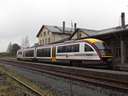 Most egy nagyobbat ugrunk, a KBS 248-ra. D�rrr�hrsdorfban a v�ltozatoss�g kedv��rt szakad az es�, de az�rt egy vonatot itt is megv�rok. A St�dtebahn vette �t a Pirna-Neustadt-Bad Schandau �zemltet�s�t is, �gy ma m�r itt sem piros Dezs�k j�rnak