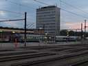 V�gezet�l �jra Kass�n. Mivel most a dep� melletti v�g�nyon j�tt�nk vissza, ism�t nem egyenesen a peronok mell� �rkezt�nk, meg kellett v�rni, am�g a tartal�k �tnavig�l minket oda, el�bb azonban m�g r�tolta a 3 birodalmi kocsit a csapi szem�lyvonat v�g�re. M�ra ennyi, holnap indulunk a g�m�ri r�gi�ba, sajnos l�nyegesen rosszabb id�j�r�si k�r�lm�nyek k�z�tt