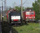 Az lloms vgben a magnvasti klntmny bjik meg. Htul a DB Rail Polska TEM2-ese ltszik ki az Orlen Siemens mozdony mgl. A 3E/1-46 jelenleg a DB RP mozdonya, de  mr 1967-es szletse utn is magnvasti mozdony volt