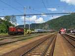 Ez�rt azt�n k�ls� seg�ts�get vesznek ig�nybe, a bal oldalt �ll� piros-fekete CRW 740-es k�p�ben