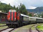 Selmecb�nya, v�g�llom�s. A vonat utasai busszal �s gyalog a v�rosba indultak, �gy a n�ptelen �llom�son egyed�l marad a vonat