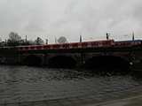 Hamburgban igen kiterjedt a klnplys S-Bahn hlzat, itt ppen a Lombard hdon halad t egy, mgtte egy DB Regio vonat