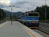 Ostrav�ba �temesen j�rnak az ilyen sz�p hossz� vonatok, r�ad�sul meg is telnek. Nem csoda, hogy ez a vonal a k�vetkez�k egyike, amit villamos�tani fognak, azt�n j�hetnek ide is a 471-esek