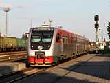 Kzben megrkezik a hromrszes Metrovagonmash termk is, 5 perc alatt ledobja az utasokat s mr ll is be a fthz terletre