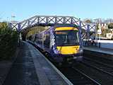 A Kirkcaldyba tart helyi vonattal csak kt llomst utazok, North Queensferryben szllok le