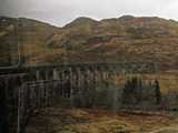 A vonal egyik ikonikus ptmnye a Glenfinnan viadukt. A vastbartokon kvl a Harry Potter rajongknak is ismers lehet...