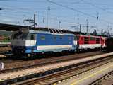 A Pozsony fel� men� k�vetkez� gyors m�r 30 perc k�s�ssel �rkezik, a m�g �l� 5-�s m�g�tt a d�gl�tt 17-es Gorill�val