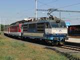 Nem l�ttam, hol el�zt�k meg a ZSSK gyorsvonat�t, de egyre nagyobb k�s�s�t mutatja, hogy Ruttk�n m�g a Regiojet el�tt volt, itt meg m�r a f�l �llom�st k�rbej�rtam, mire ide�rt