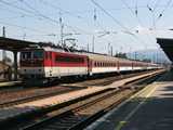 A 361.105 vas�rnapi 13 kocsit h�z Pozsony fel�