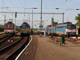 Pillant�s �szak fel�, m�r �j fel�ll�sban. Jobbra a 431.081 egy h�tf� reggeli vonattal, m�g van p�r �r�ja pihenni. Budapestig m�r kellemesen leh�lt a leveg�, �gy Hatvan ut�n m�r kezdett leveg� is lenni a talpon�ll�s kocsiban, szerencs�re nekem maradt helyem helyjegy n�lk�l is, �gy nem kellett az el�t�rben �ld�g�lnem. Ez az utols� k�p err�l a forr� �tr�l, legk�zelebb m�r kicsit jobb id�ben utazunk �szak fel�