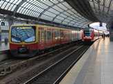 S�t m�g d�zel is van. Az RE6 az am�gy szem�lyforgalom �ltal nem nagyon haszn�lt berlini k�ls� vas�ti gy�r�n halad Hennigsdorfig. Az Aussenringen ezen a szakaszon m�r nincs olyan �llom�s, ahol szem�lyforgalom is lenne, �gy ott meg�ll�s n�lk�l sz�guldunk majd �t