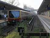 A v�rosb�l a v�ros sz�l�re: ez az S7-es v�g�llom�sa, Ahrensfelde. A '70-es �vek v�g�n itt egy �ri�si lak�telepet �p�tettek, ahol a cs�cson, a '80-as v�g�n 170.000-en �ltek, �gy kellett is a gyors eljut�si lehet�s�g a v�rosba
