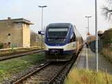 A Wriezener Bahn valaha a n�vad�ig k�zlekedett, ma a szem�lyforgalomban Werneuchenben, a teherforgalomnak innen 7 km-re, Tiefenseeben van v�g�lllom�s (oda m�g 25 km Wriezen, ahova a m�sodik vil�gh�bor�ban p�ly�t v�gig sosem �ll�tott�k helyre)