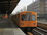 No de vissza Berlinbe. Kis buszoz�s �s villamosoz�s ut�n a v�rosk�zpont �rint�se n�lk�l jutok el az U5-�s v�g�llom�s�ra, H�nowba. Ez Berlin legsz�le, a metr��llom�s kij�rata m�r Brandenburgban van. Az 1989-ben elk�sz�lt �llom�s is egy lak�telepet szolg�l ki, az ut�bbi id�ben egyre kevesebb utassal