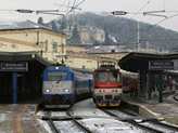 Budapest és Besztercebánya felé indulnak a vonatok. Mindkét mozdony Skoda gyártmány, ám míg a 380-asok alig 10 évesek, addig a 240-es Laminátok már 40, ehhez illõ üzemkészséggel (vagy egyre inkább képtelenséggel)