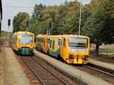 Idefele kép nélkül mentünk át Václavicén, most készítettem képet is. Jobbra az elõzõ vonatom, mely majd balra indul vissza a már látott Starkoc felé, középen egy ex-német RS1-es tart Náchod felé. Mi meg a korábban látott 854-es+kocsi összeállítású vonaton ülünk